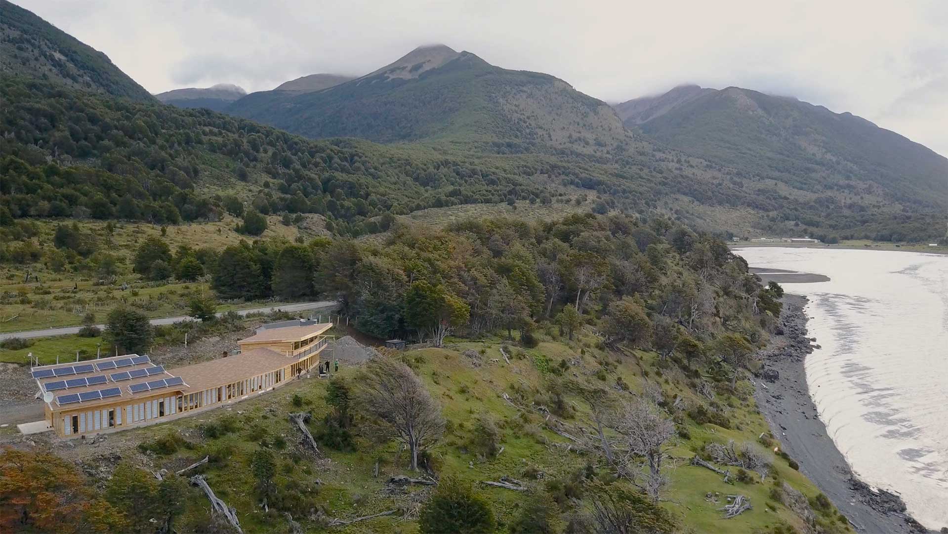Vista aérea del lodge Errante y su entorno en la Isla Navarino.