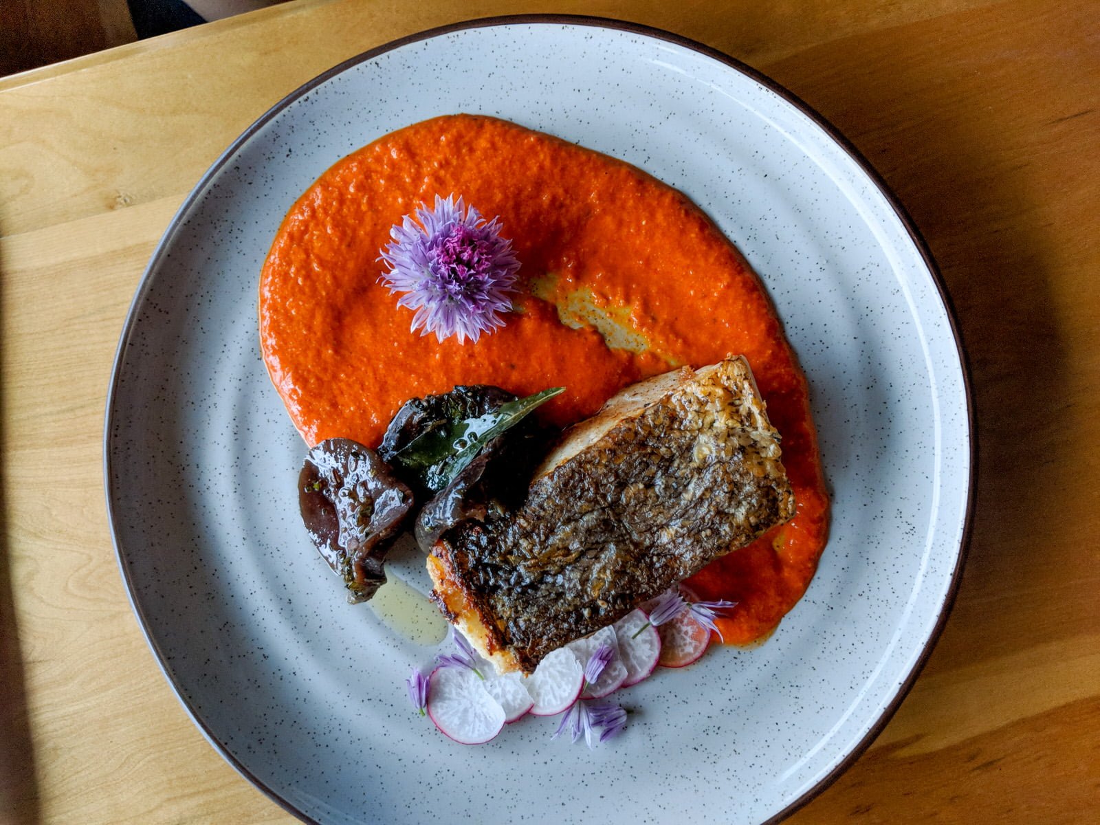 Plato de pescado del día emplatado en la cocina del lodge.