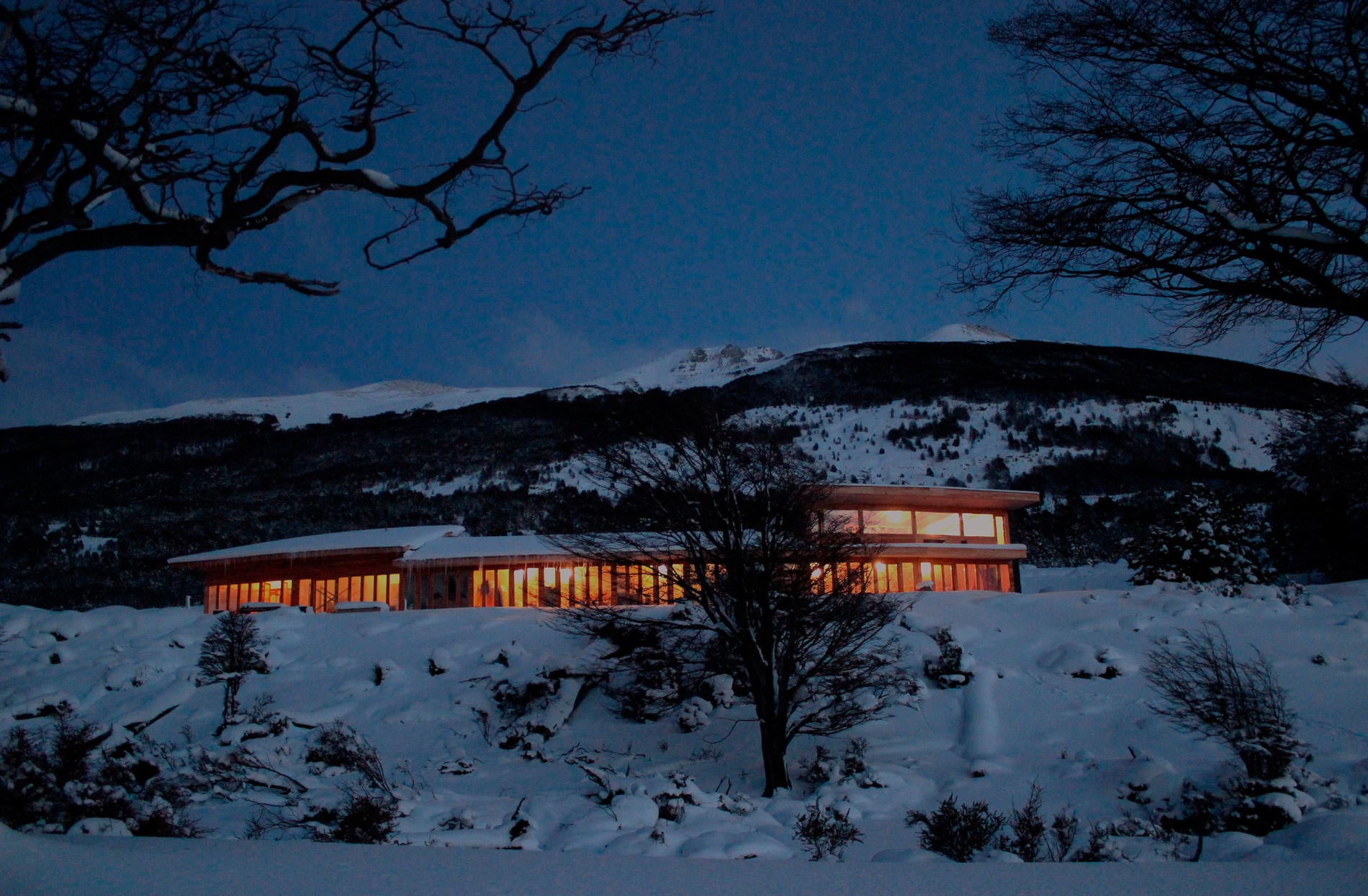 El lodge Errante al atardecer, sobre la costa del Canal Beagle.