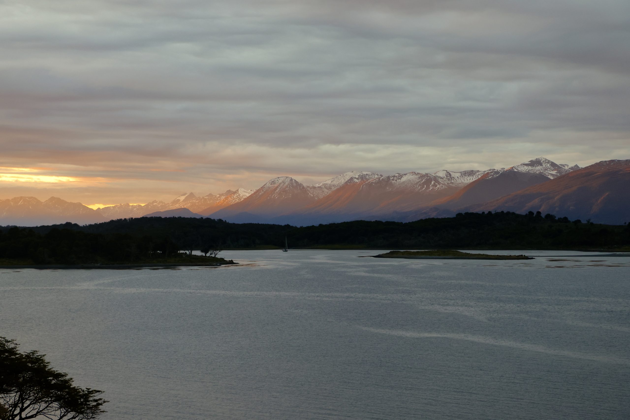 Atardecer sobre el canal Beagle, con islas y montañas al fondo