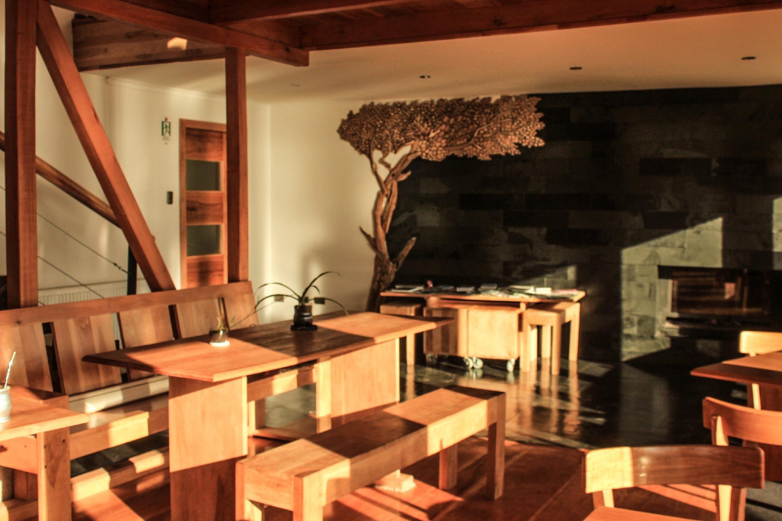 El comedor de Errante, con mesas de madera de lenga y luz c&aacute;lida.