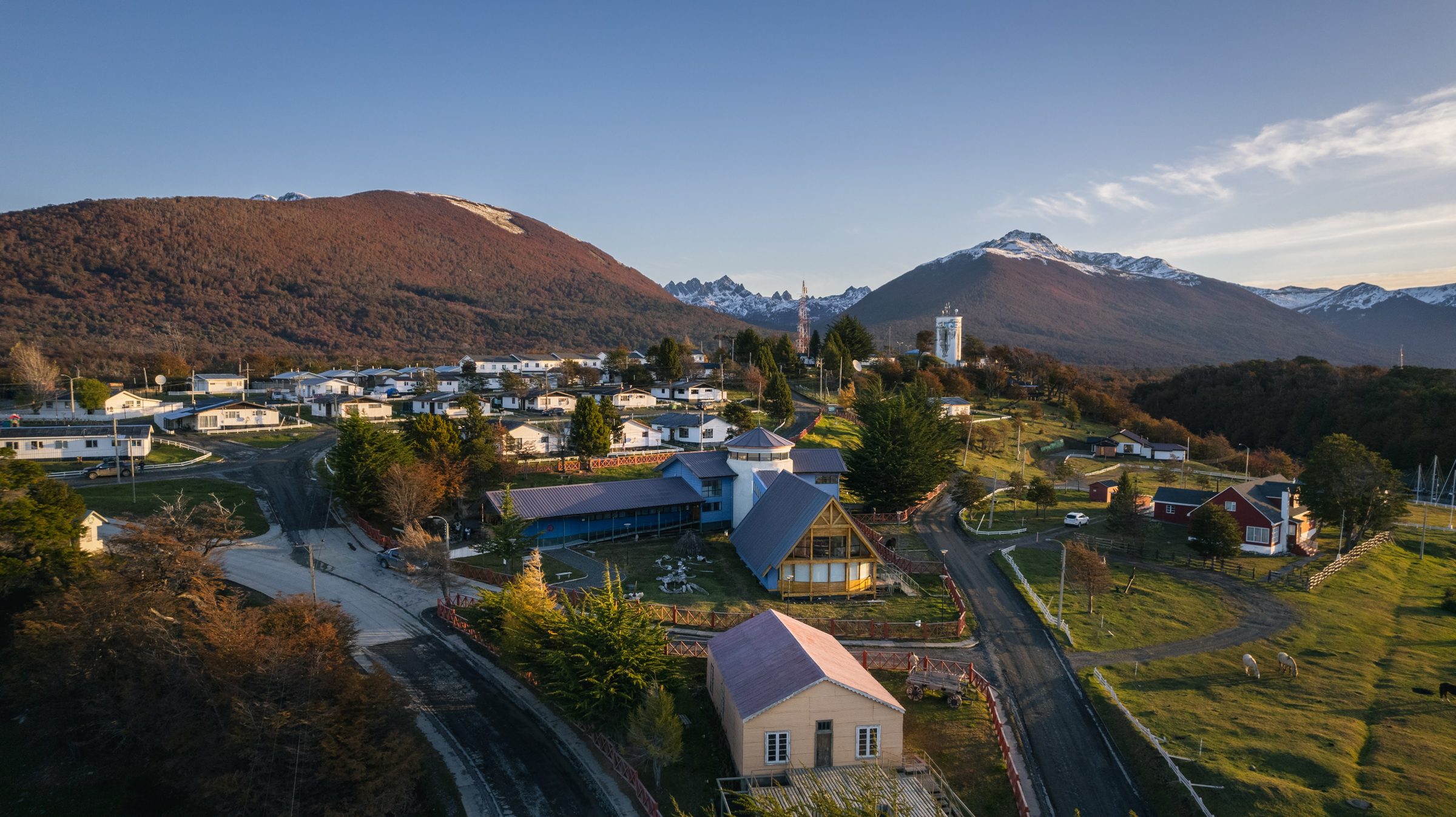 Puerto Williams desde lo alto, con sus casas y los cerros detrás.