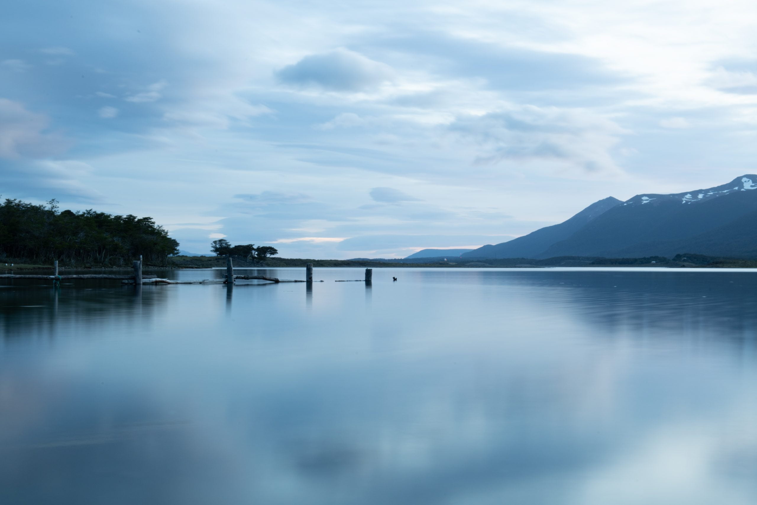 El Canal Beagle en calma, con las montañas al fondo.