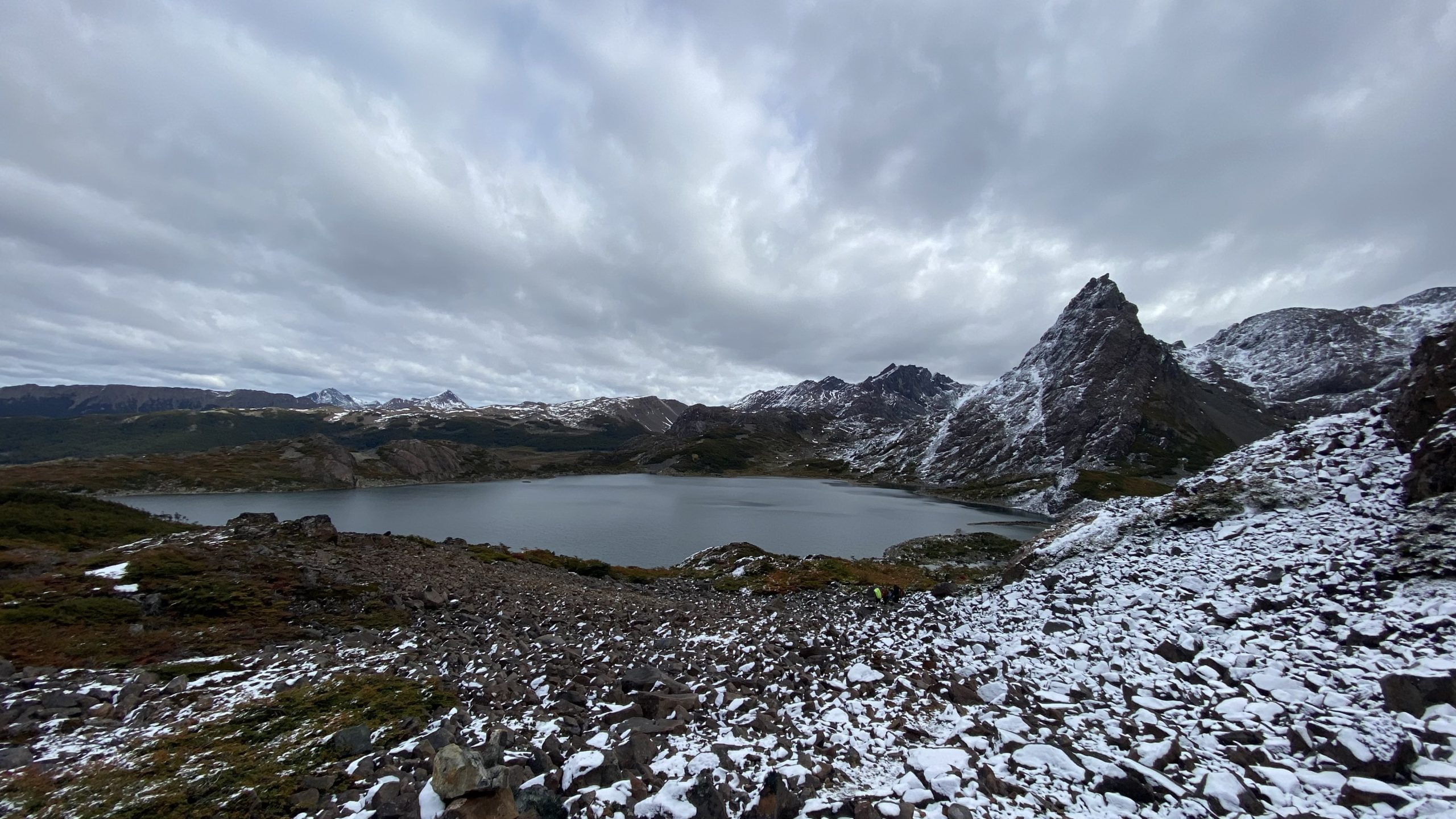 Laguna de altura entre las cumbres del circuito Dientes de Navarino.