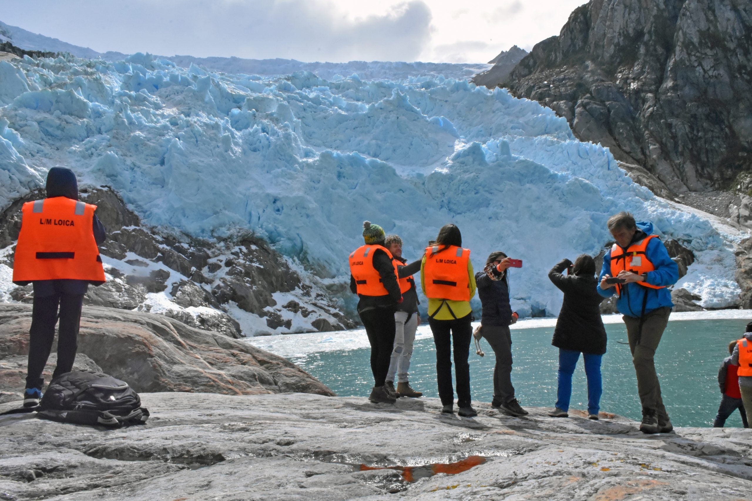 Grupo frente al frente de un glaciar de la Cordillera Darwin.