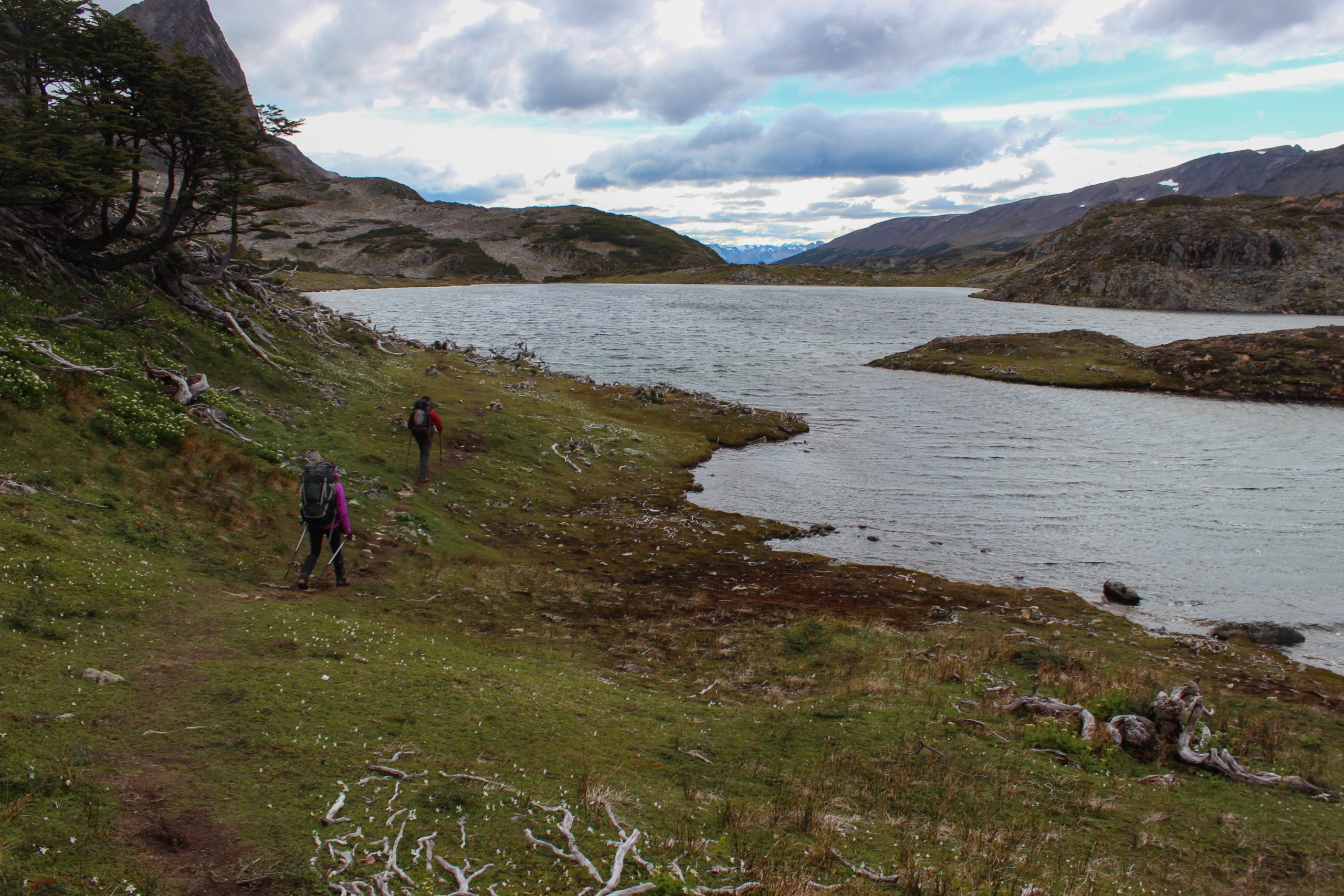 Laguna de montaña rodeada de cumbres en el valle del río Róbalo.