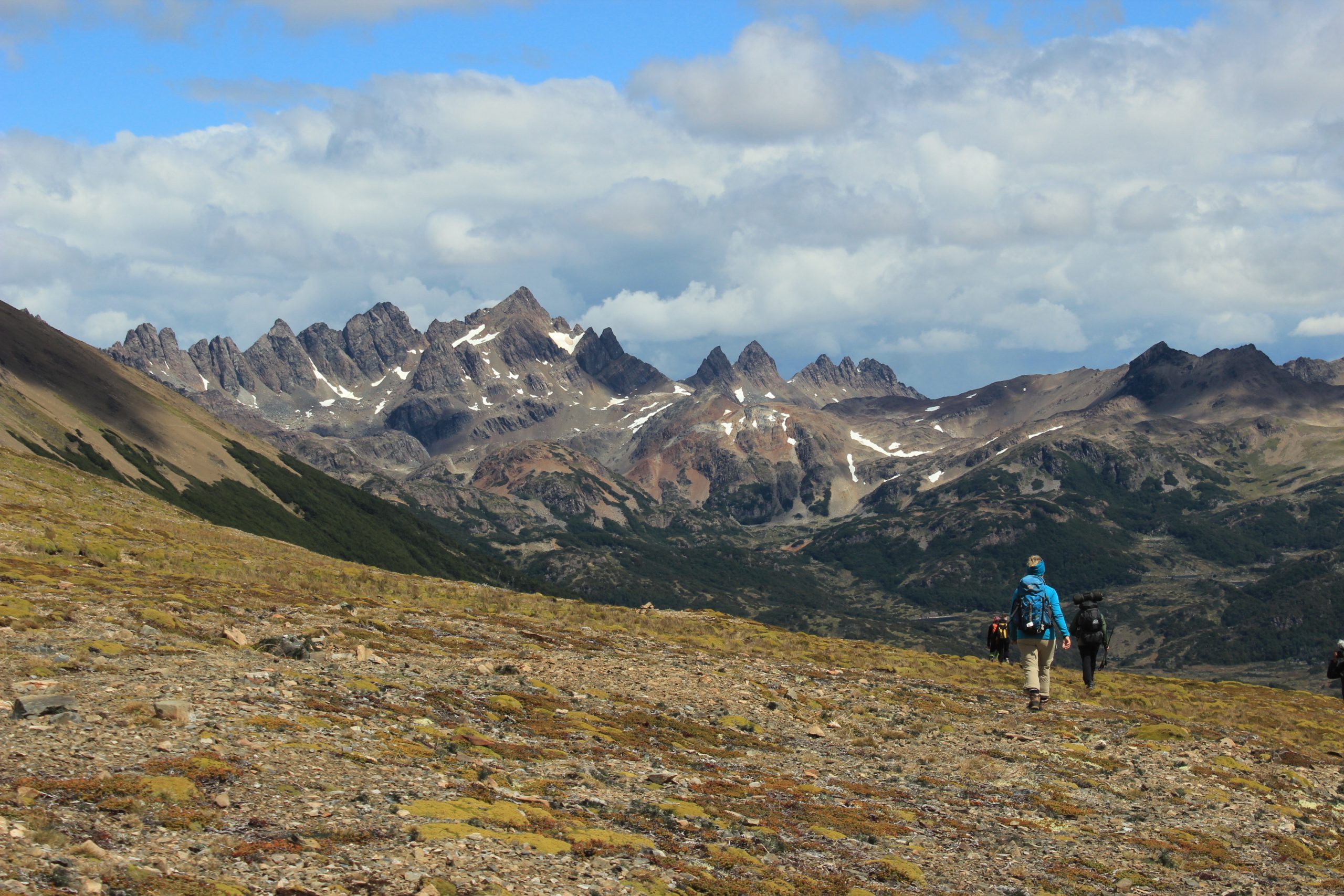 Los Dientes de Navarino vistos desde el Cerro La Bandera, con el Canal Beagle al fondo.