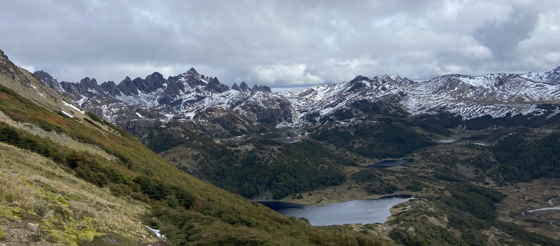 Cordillera de la isla, con nieve en las cumbres y una laguna en el valle.