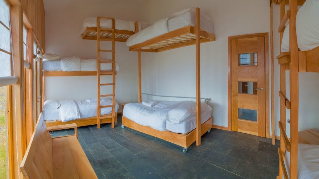 Habitación grupal con camarotes de madera de lenga para cinco personas.