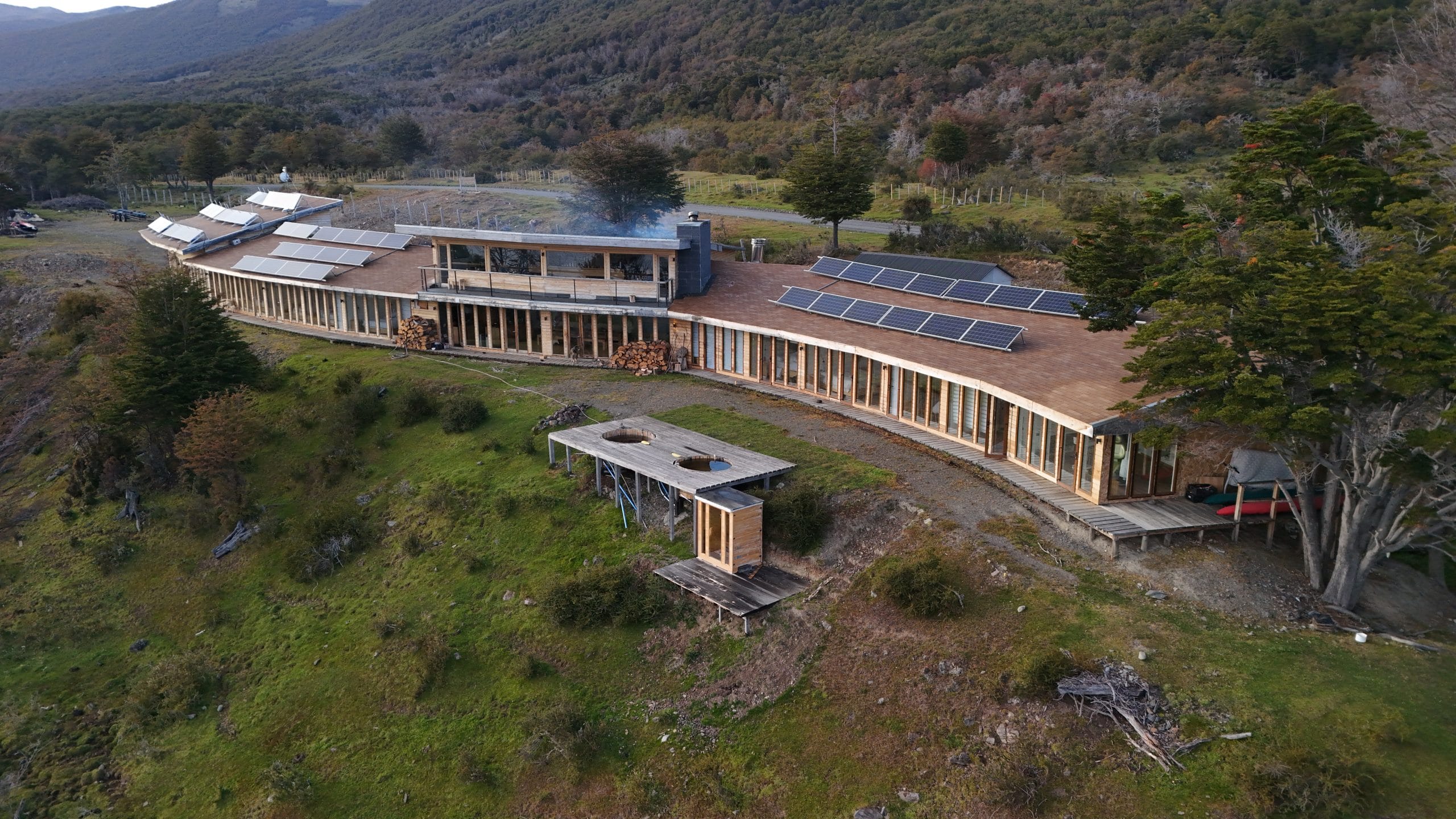 Errante Ecolodge desde el aire, entre el bosque y la costa.