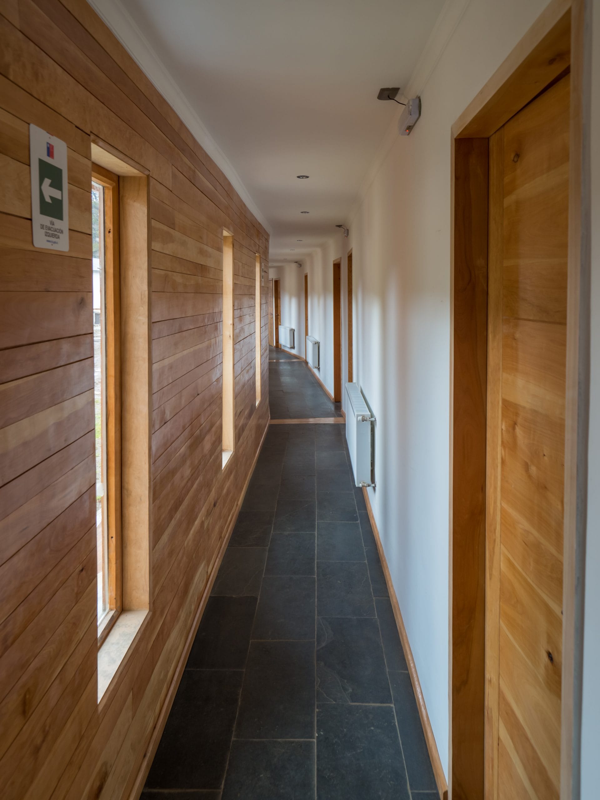 Pasillo interior del lodge revestido en madera.