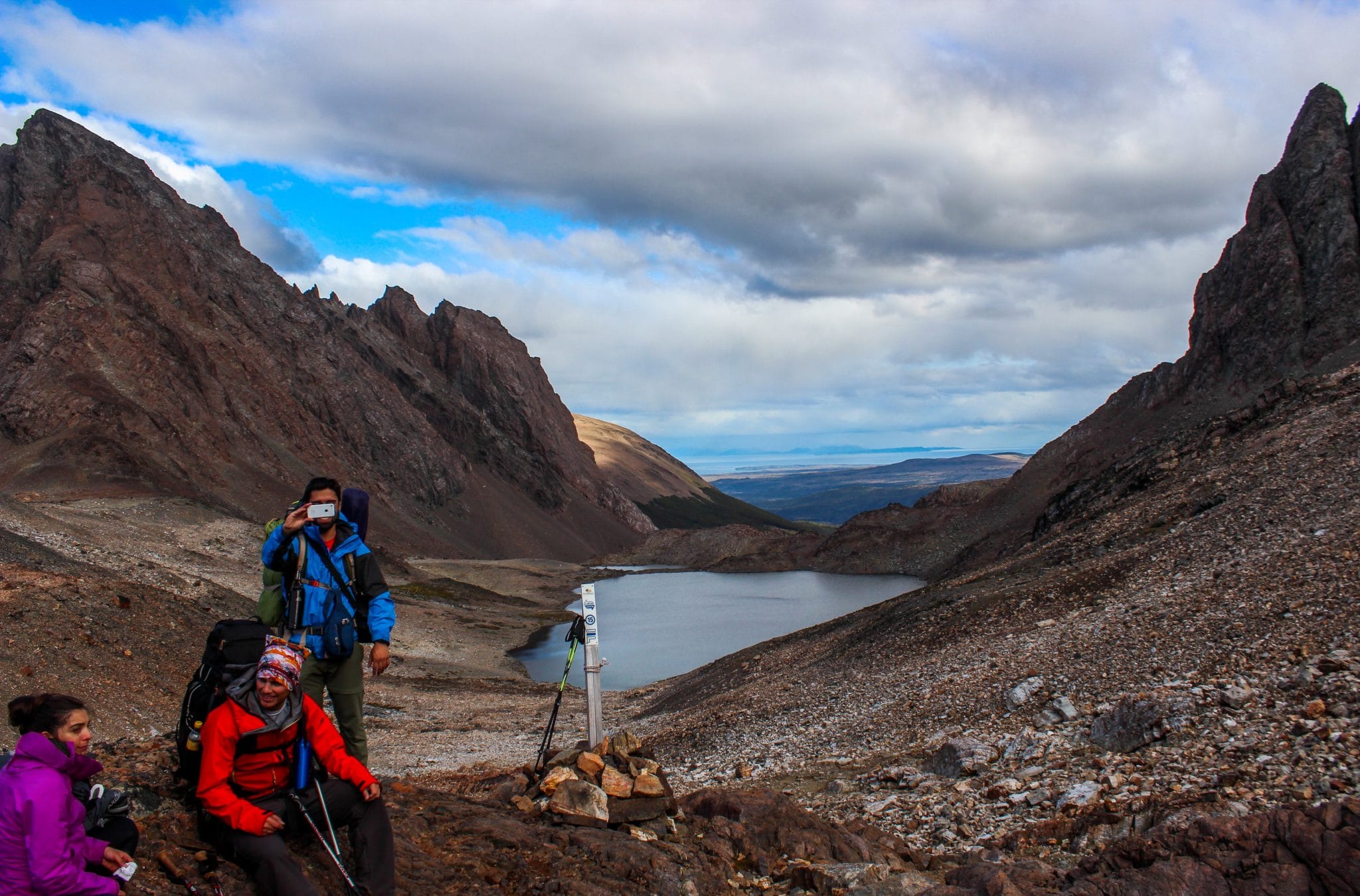 Caminantes en el paso de los Dientes, con vista hacia el sur de la isla.