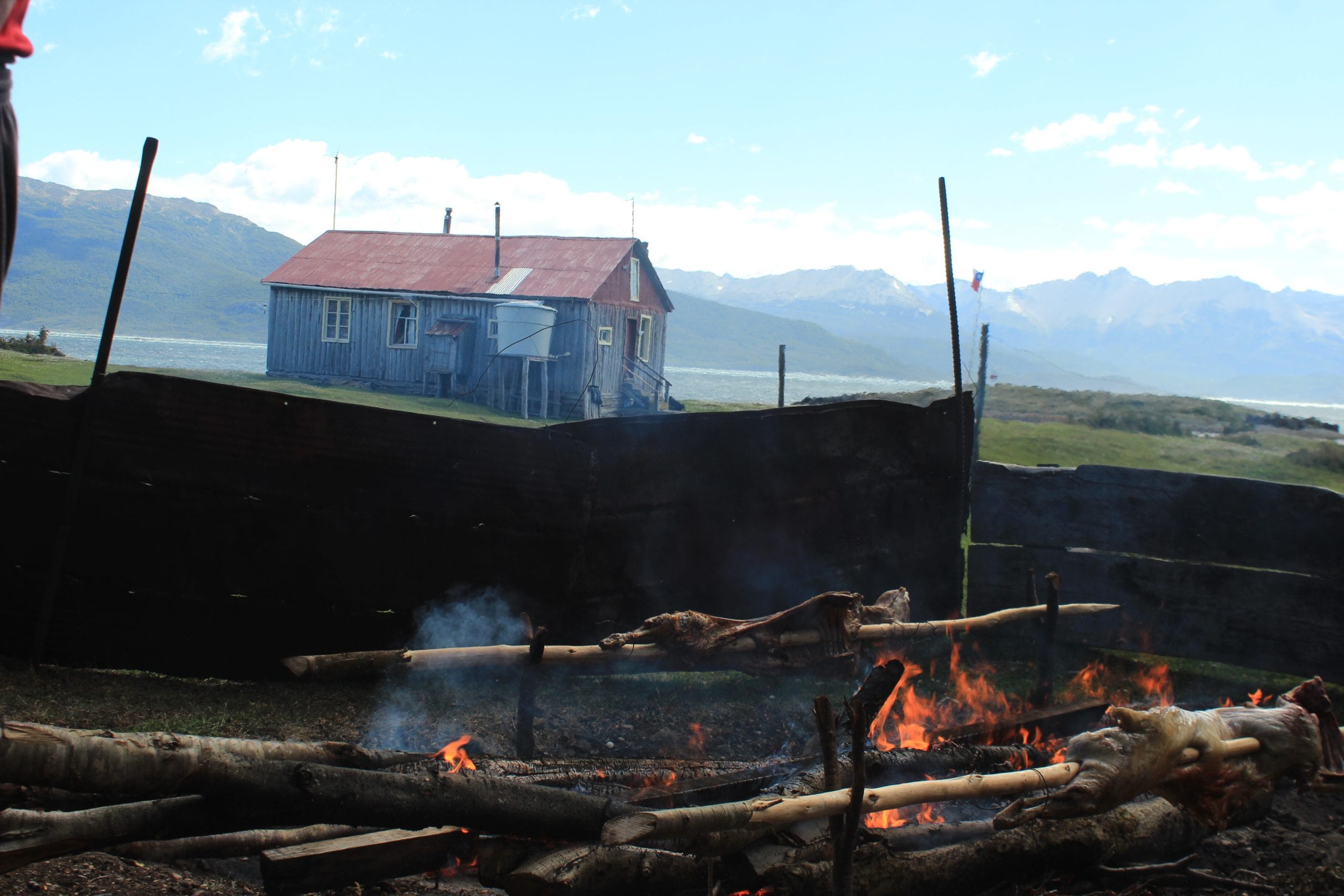Asado patagónico al aire libre en una de las salidas del lodge.