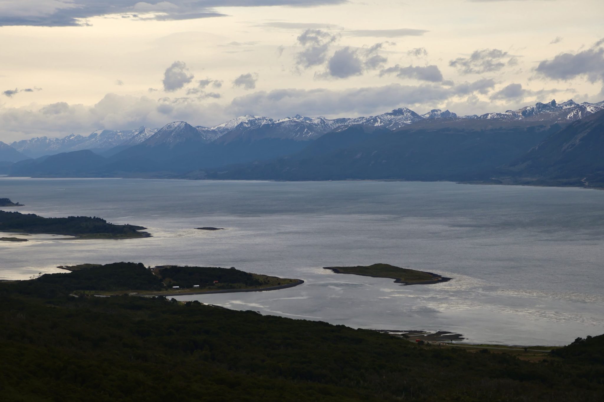Islas e islotes del Canal Beagle, con la cordillera nevada al fondo.