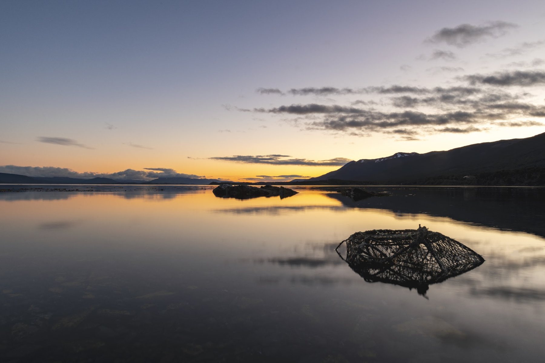 Atardecer sobre el canal en calma, con el cielo reflejado