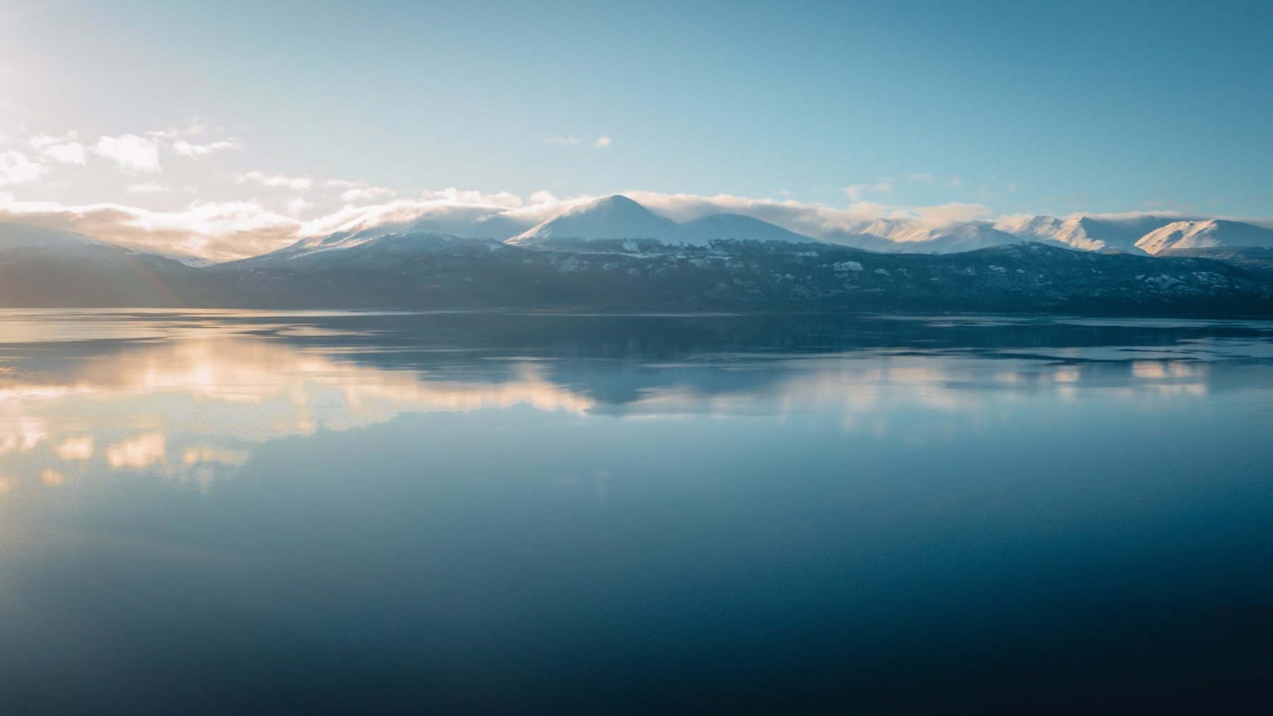 El Canal Beagle en calma al atardecer, con montañas reflejadas