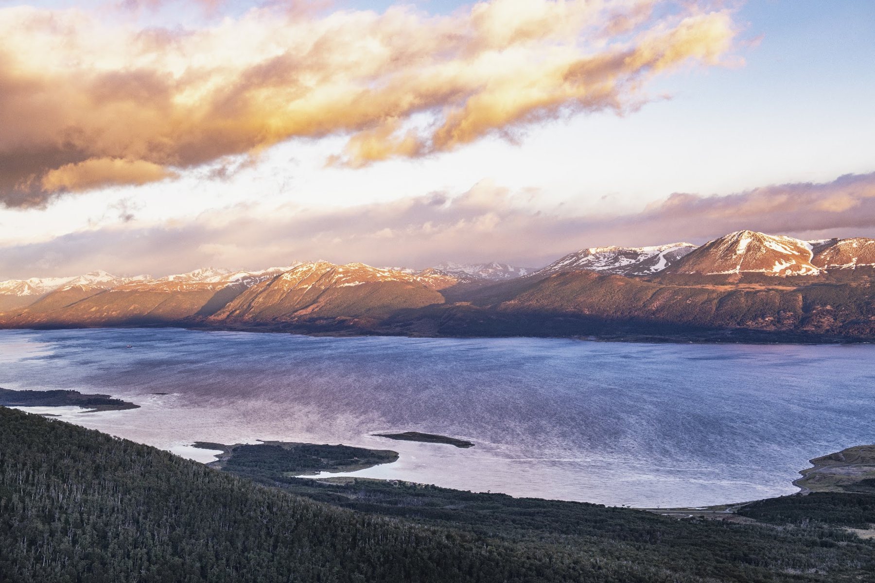El Canal Beagle visto desde los cerros de la isla, al atardecer