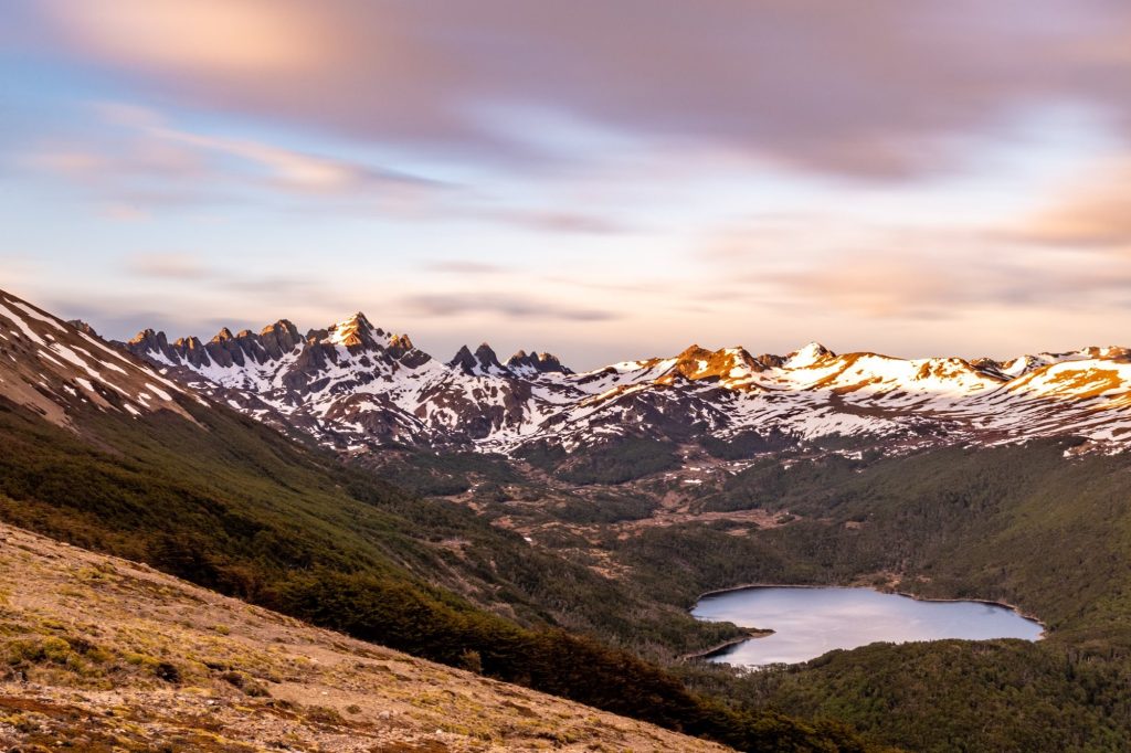 Los Dientes de Navarino al atardecer, sobre el valle y una laguna