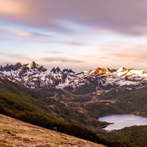 Los Dientes de Navarino al atardecer, sobre el valle y una laguna