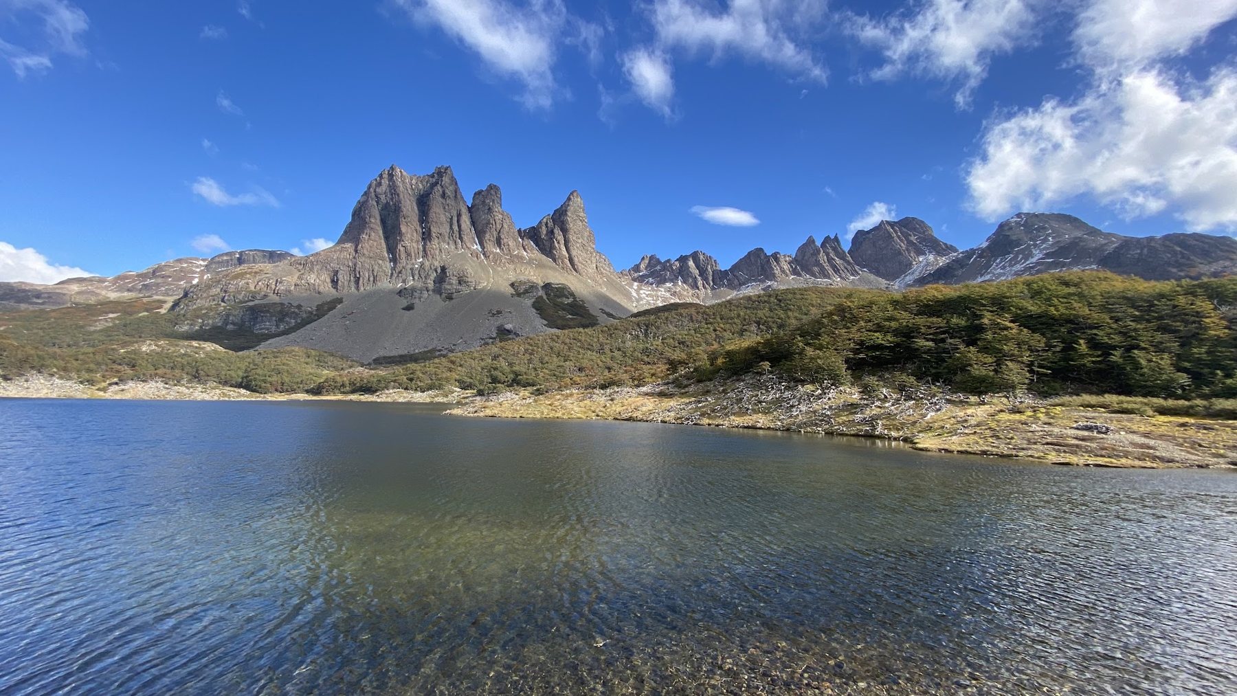 Los Dientes de Navarino sobre una laguna, con cielo azul