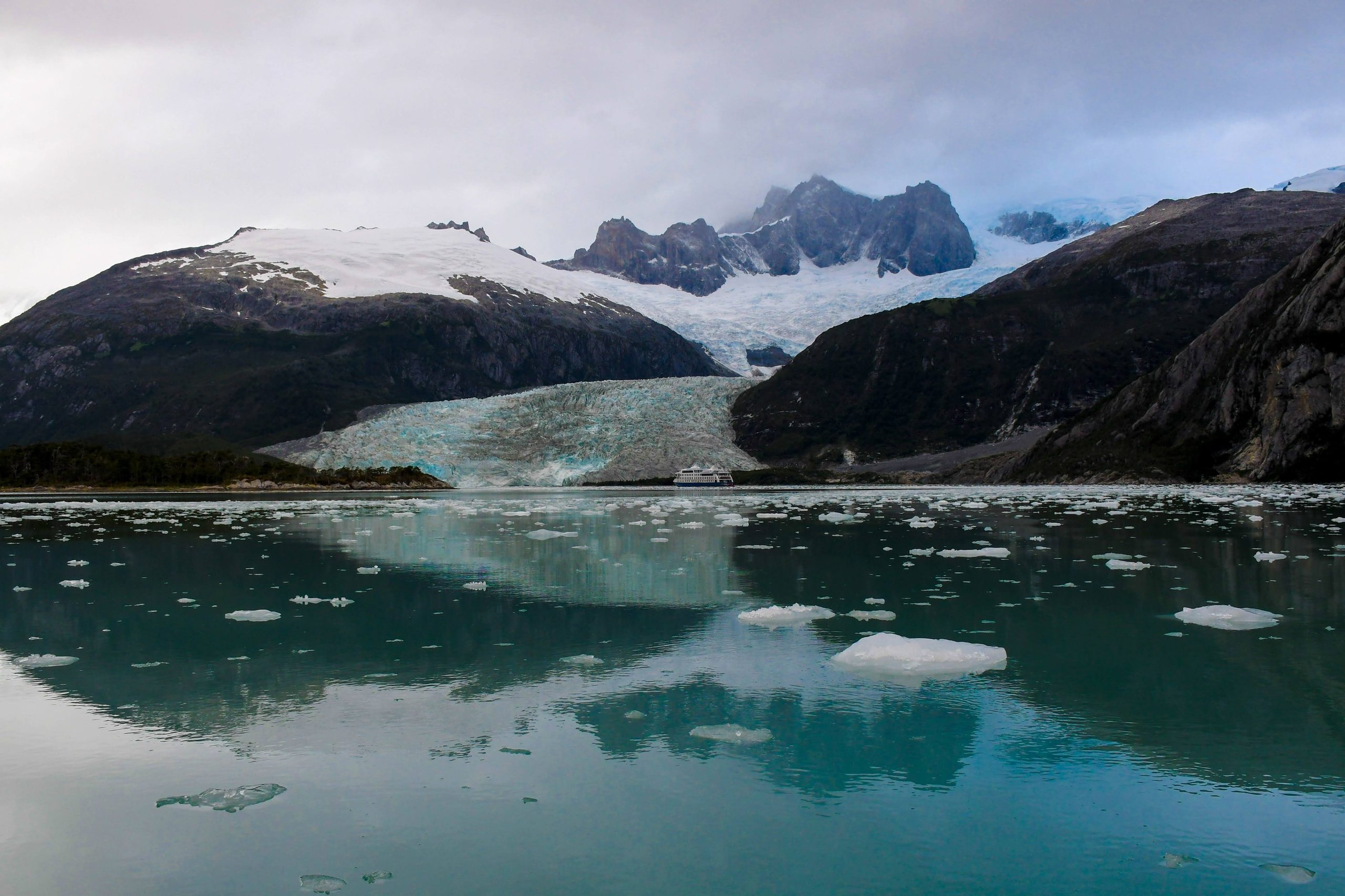Glaciar que baja al fiordo, en la cordillera Darwin