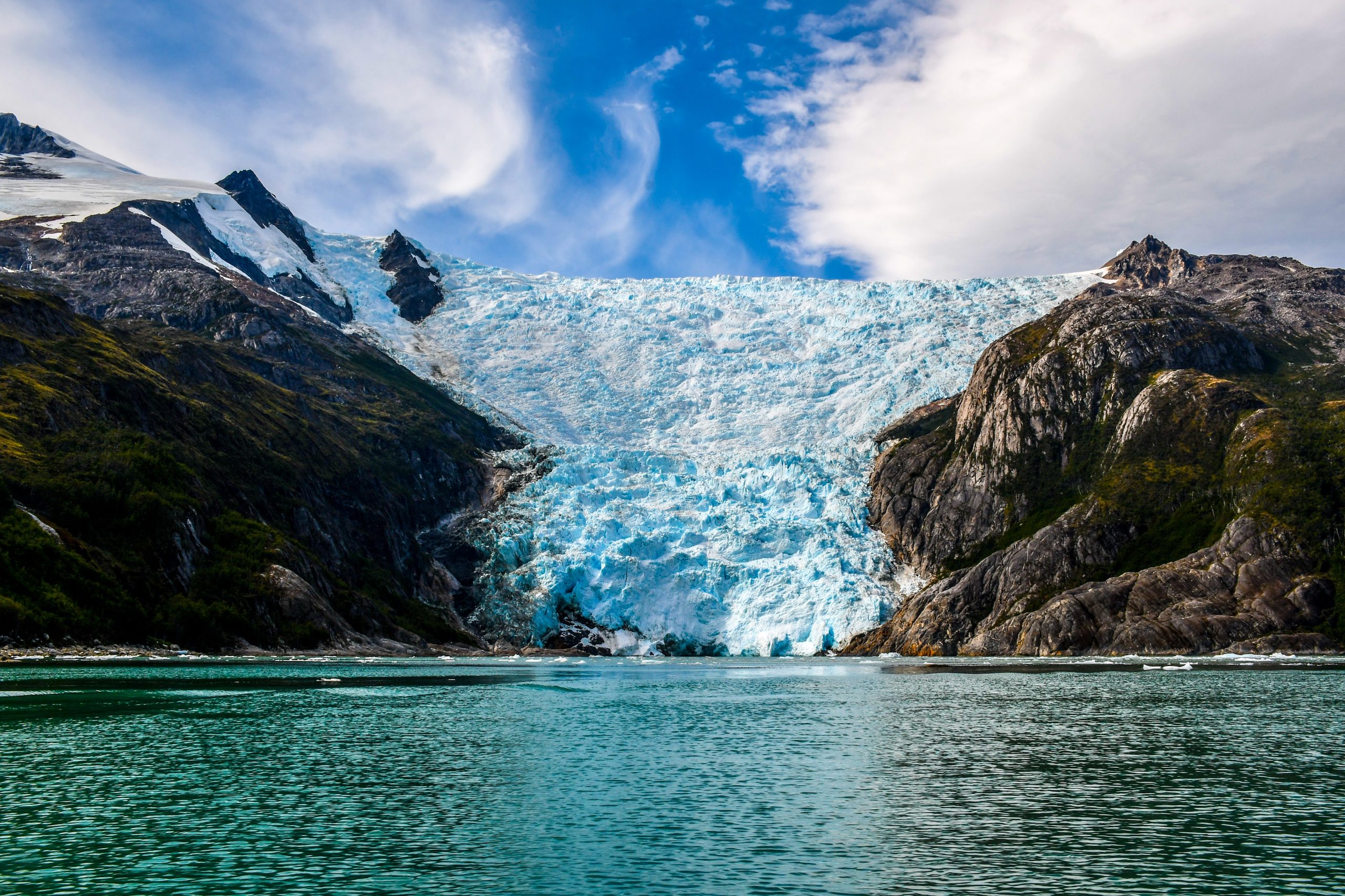 Frente de hielo de un glaciar de la Cordillera Darwin cayendo al agua