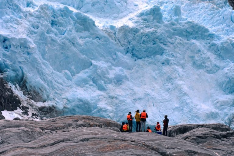 Navegación a glaciares de cordillera de Darwin