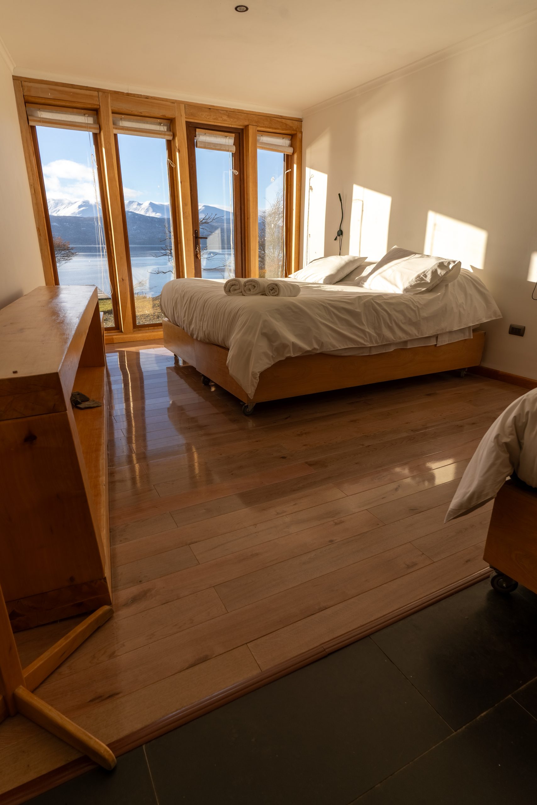 Habitación doble con ventanales hacia el canal Beagle y las montañas