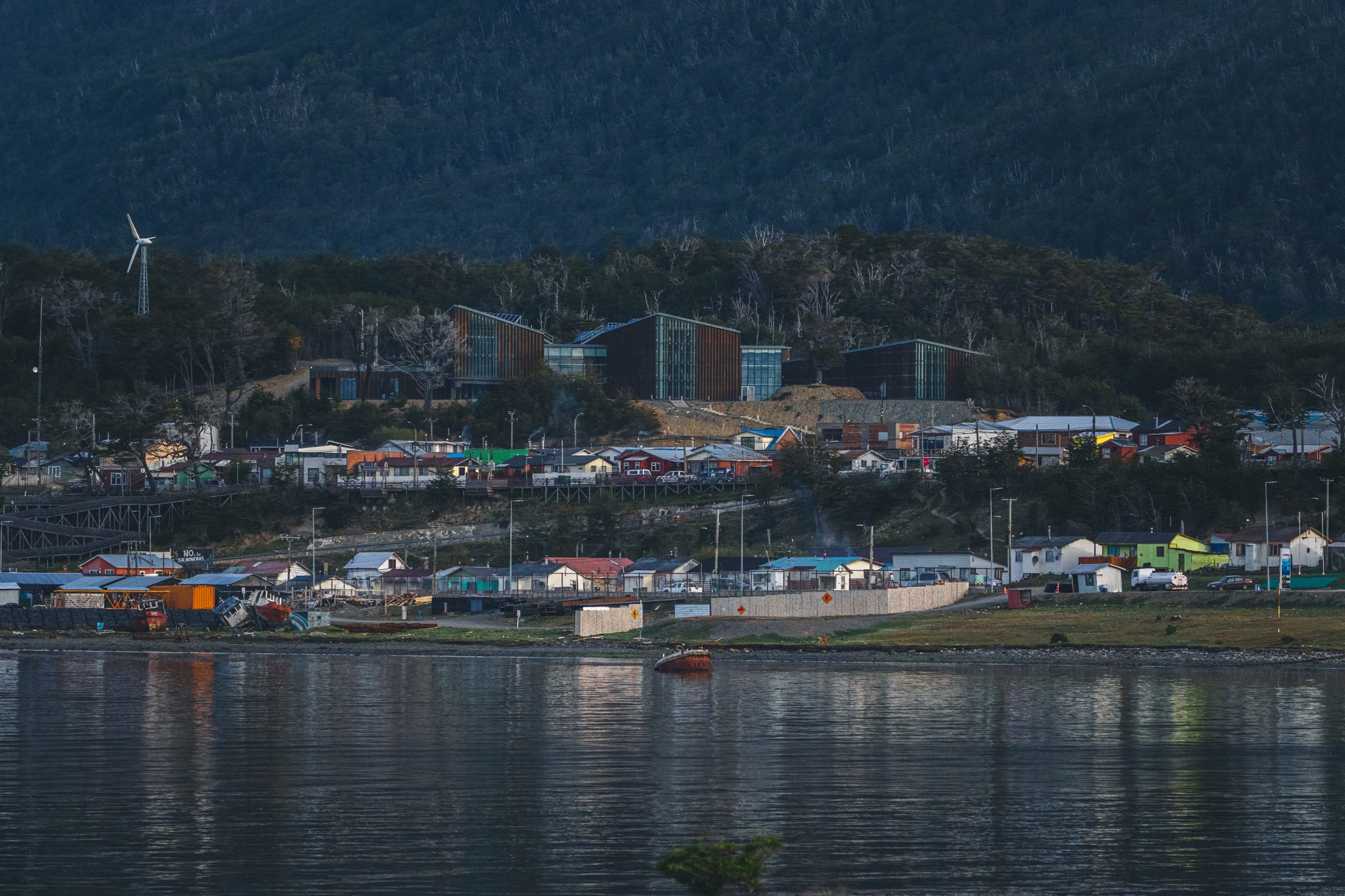 Puerto Williams al anochecer, con las casas reflejadas en la bah&iacute;a